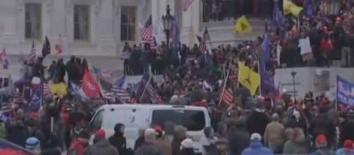 Seguidores radicales de Trump asaltan el Capitolio obligando a suspender la ratificaci&oacute;n de Biden como nuevo presidente.