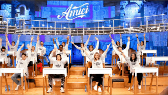 Amici 20, anticipazioni 9 gennaio: eliminati Kika e Riccardo, San Giovanni maglia in sospeso.