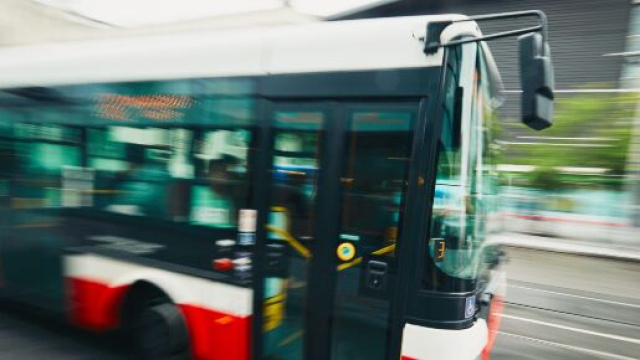 Cremona, adolescente sale su un bus senza mascherina e sputa al conducente: &egrave; ricercato.