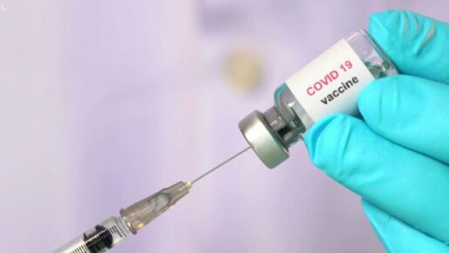 Modena, somministrano il vaccino avanzato ai parenti: l'Ausl indaga.