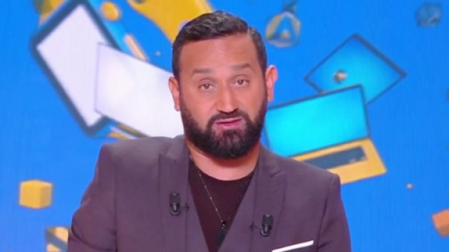 TPMP : Les t&eacute;l&eacute;spectateurs se moquent du pantalon 'pyjama' de Cyril Hanouna. &copy;C8 Capture