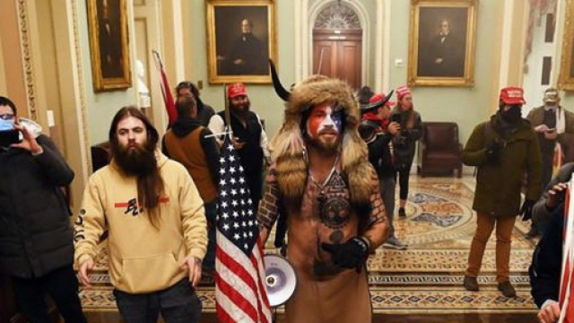 Washington, manifestanti pro-Trump irrompono nel Campidoglio.