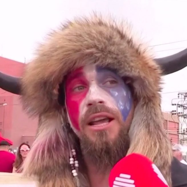 Jake Angeli, a QAnon supporter was mistaken for a BLM supporter. &copy;Capture TMC/Quotidien