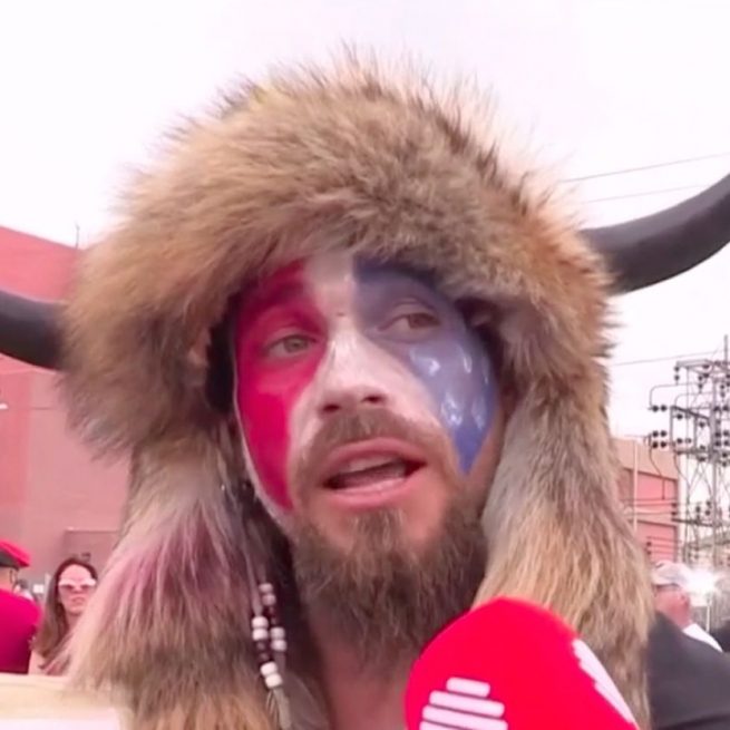 Jake Angeli est un supporter QAnon et non un activiste BLM. &copy;Capture TMC/Quotidien