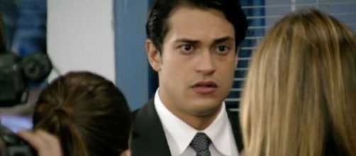 H&eacute;lio &eacute; pressionado pela imprensa em 'Flor do Caribe'. (Foto: Globo).