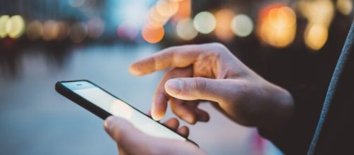 Estar presente no smartphone do p&uacute;blico &eacute; fundamental para o sucesso de uma empresa. (Arquivo Blasting News)