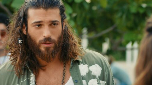 Can Yaman torna in Italia ed &egrave; polemica.