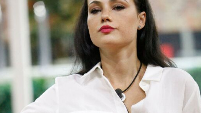Grande Fratello Vip: Rosalinda ha confidato i suoi dubbi sulla storia d'amore a Stefania.