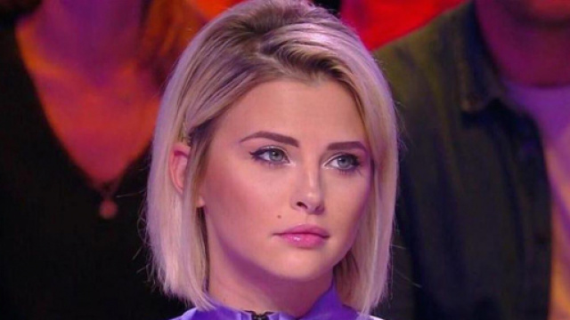 Kelly Vedovelli est en vacances et rassure ses fans de son absence. &copy;C8 Capture