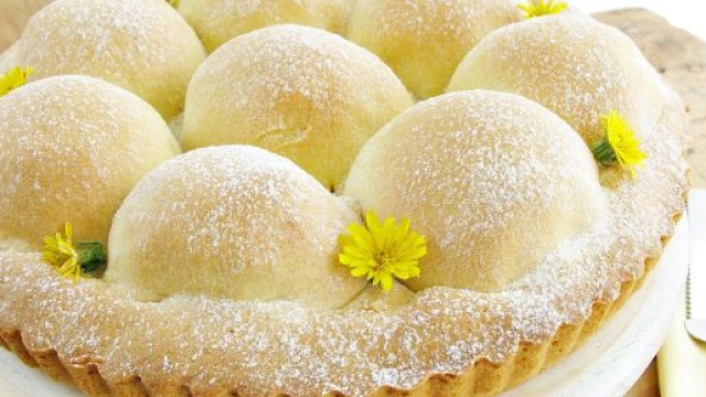 Torta alle pesche aromatizzata alla cannella, un dolce prelibato.