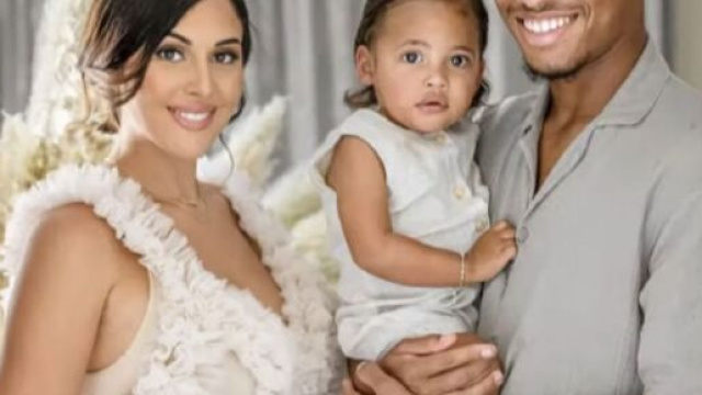 Coralie (LMvsRDM3) fi&egrave;re de ses kilos de grossesse