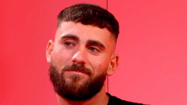 Love Coaching : Illan avoue &agrave; A&iuml;ssa Moments qu'il a adopt&eacute; par son p&egrave;re et qu'il a &eacute;t&eacute; SDF &agrave; 18 ans.