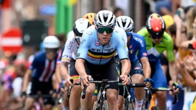 Remco Evenepoel impegnato ai mondiali di ciclismo.