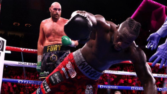 Tyson Fury vs Deontay Wilder, il momento decisivo del match nell'11&deg; round.