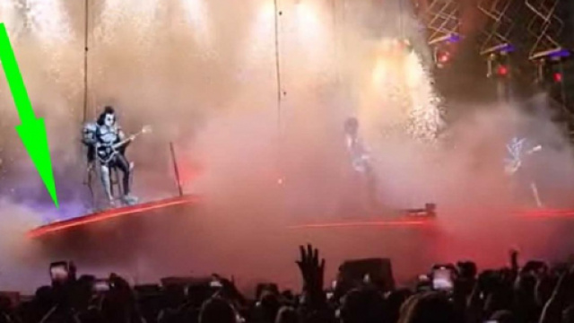 Gene Simmons ha rischiato di cadere durante un concerto dei Kiss a Tampa.