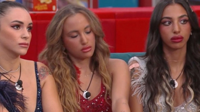 GF Vip, Lul&ugrave; attacca Jessica: 'Ridicola', Clarissa interviene: 'Ti devi calmare'.