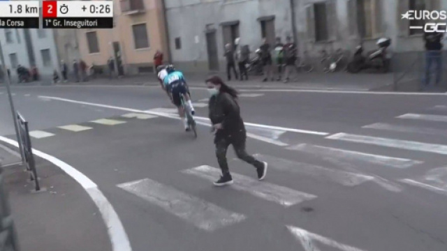 Un momento di pericolo nel finale della Coppa Agostoni.