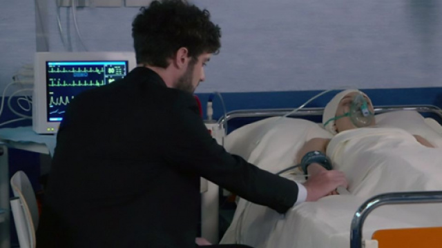 Un posto al sole, Niko Poggi (Luca Turco) tiene la mano a Susanna (Agnese Lorenzini).