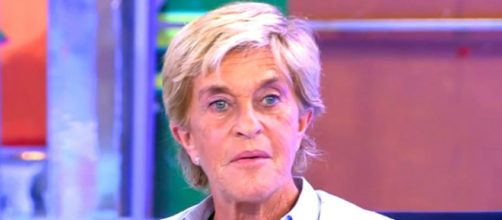 La tertuliana de 'S&aacute;lvame' le dijo a sus colegas que desconoc&iacute;a la existencia de la serie (Twitter @telecincoes)