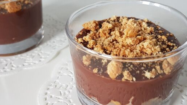 Ciotole di cioccolato e panna, un dessert veramente buono.