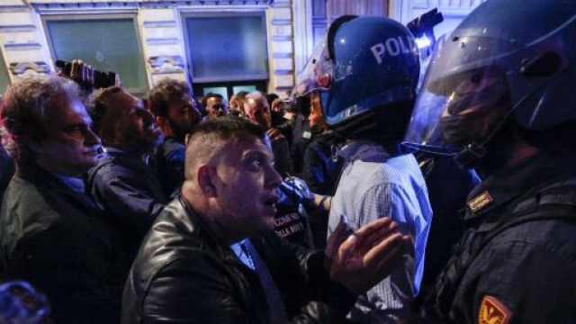 Leader di Forza Nuova fronteggiano le forze dell'ordine