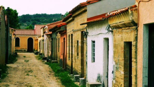 Moltissimi paesi in Sardegna sono pieni di case vuote.