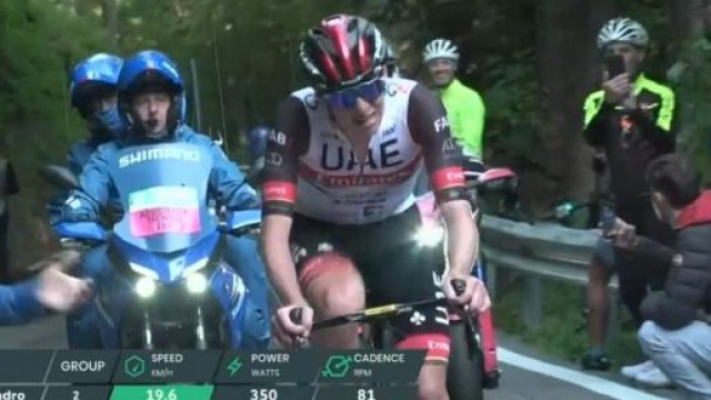 Tadej Pogačar sulla salita di Passo Ganda.