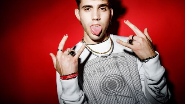 Aka7even pubblica il suo primo libro.