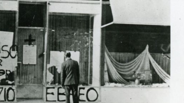 Un negozio ebreo devastato durante le leggi antisemite.