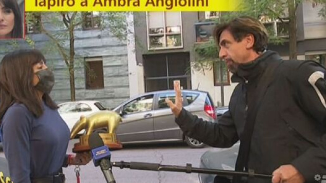 Striscia la notizia, bufera web dopo il tapiro ad Ambra: 'Programma orrendo, va chiuso'.