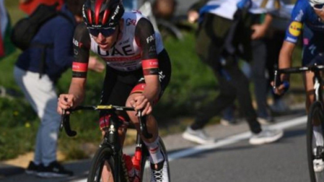 Tadej Pogacar impegnato al Giro di Lombardia.
