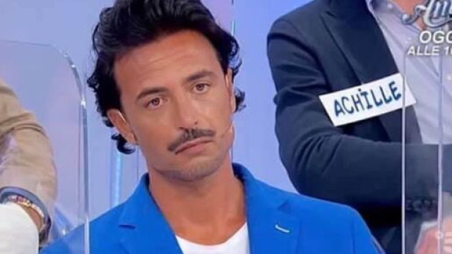 Uomini e donne, Armando di nuovo criticato sul web per i capelli: 'Look orribili'.