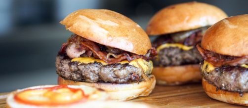 Hamburguesas, tocino, leche, huevos, alimentos prohibidos en una dieta vegana. (Piqsels)