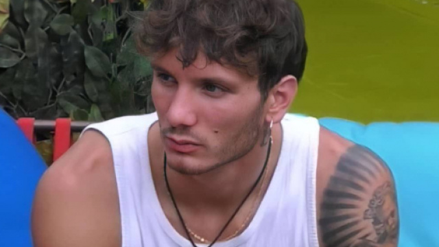 Grande Fratello Vip, Manuel vede i medici: per un'infezione, rischia il ritiro anticipato.