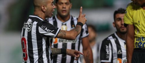 Galo busca manter a vantagem na lideran&ccedil;a. (Arquivo Blasting News)
