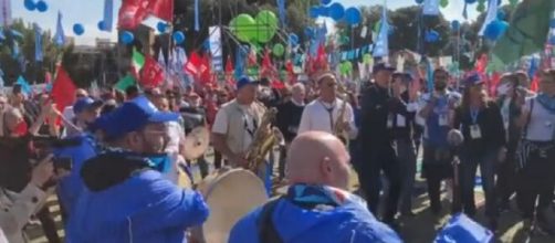 Los sindicatos italianos solicitaron la prohibici&oacute;n de grupos fascistas y de ultraderecha. (Fuente: Twitter @jordibarcia)