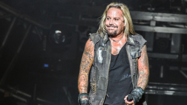 Incidente sul palco per Vince Neil dei M&ouml;tley Cr&uuml;e: il musicista &egrave; stato ricoverato in ospedale