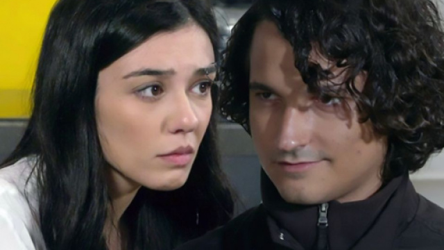 Un posto al sole, Rossella Graziani (Giorgia Gianetiempo) e Mattia Savelli (Andrea Pacelli).
