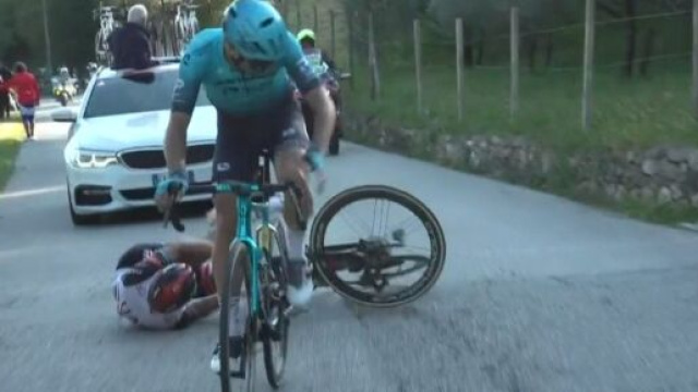 Veneto Classic, la caduta di Matteo Trentin.