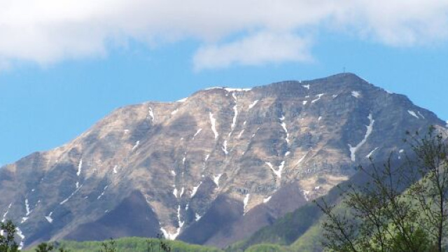 Corno alle Scale, si sporge per scattare un selfie e cade nel burrone: morto 29enne.