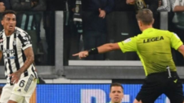 L'arbitro Orsato sanziona il rigore in Juventus-Roma.