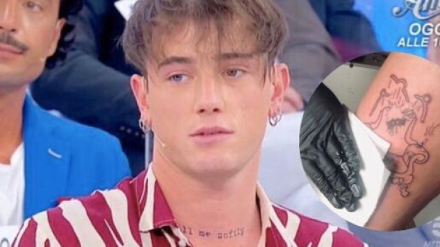 Uomini e donne, Joele si fa un tatuaggio dedicato al programma
