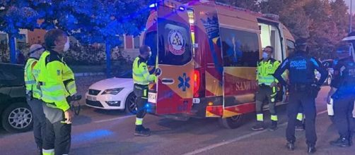 Sanitarios y agentes en el lugar de los hechos (Emergencias Madrid)