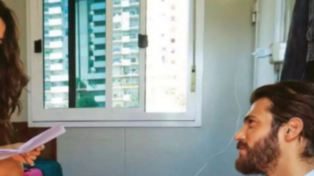 Can Yaman e Francesca Chillemi complici: l'attrice legge il copione e scherza con l'attore.