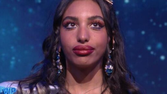 GFVip, Lul&ugrave; racconta la sua storia, Manuel impassibile, un'utente attacca: 'Un iceberg'.