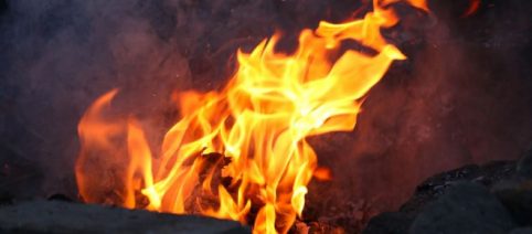 Manifestantes lanzan huevos a los Mossos e incendian contenedores en la protesta del 1-O