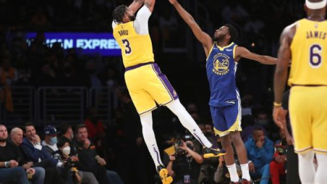 Anthony Davis in azione contro Andrew Wiggins.