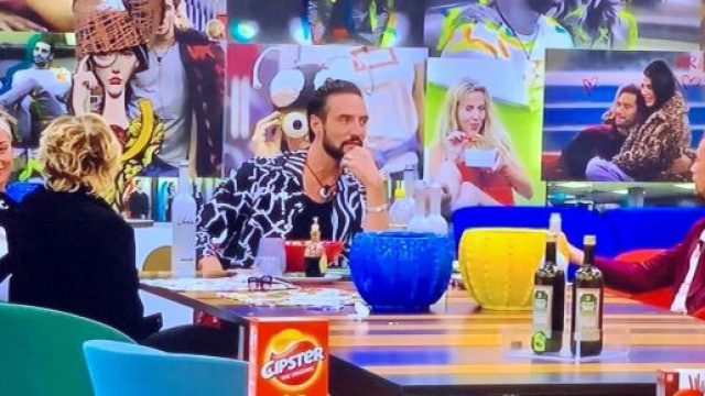 GF Vip, Alex Belli furioso a cena.