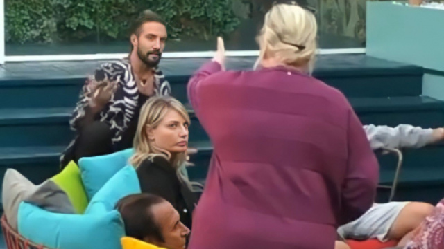 GFVip, Belli perde la pazienza con Ricciarelli: 'Mandatemi fuori, non ce la faccio pi&ugrave;'.