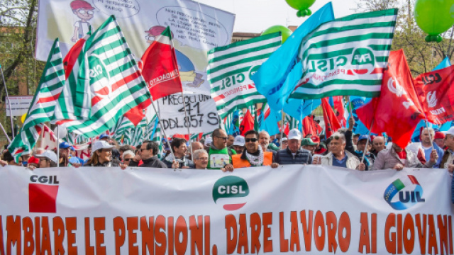 Pensioni, nella foto una manifestazione di Cgil Cisl Uil per cambiare la legge Fornero.